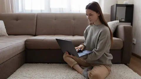 Woman entrepreneur laptop remote work by Pixabay.