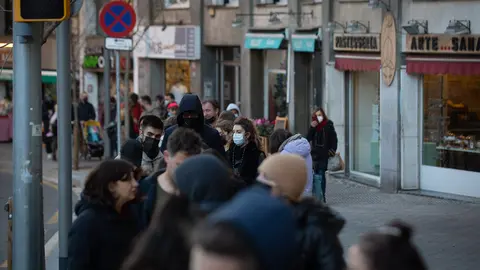 20 December 2021, Spain, Barcelona: People queue in front of at the SEMAT Healthcare Centre as they wait their turn to be tested for coronavirus. Photo: David Zorrakino/EUROPA PRESS/dpa.