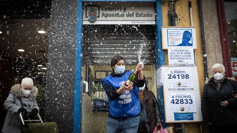 22 December 2021, Spain, Barcelona: Cristina Pallas, owner of the Lottery administration of Paseo Fabra i Puig, celebrates having sold the two tickets that won the 4th and 5th prizes of the extraordinary draw of the Christmas lottery. The Spanish Christmas lottery "El Gordo" (The Fat One) is considered the largest and oldest raffle in the world, with over 200 years of tradition and a total amount of almost 2.4 billion euros. Photo: David Zorrakino/EUROPA PRESS/dpa.
