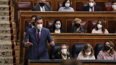 22 December 2021, Spain, Madrid: Spanish Prime Minister Pedro Sanchez (L) speaks during a Government control session at the Congress of Deputies of Spain. Photo: Marta Jara/EUROPA PRESS/dpa.