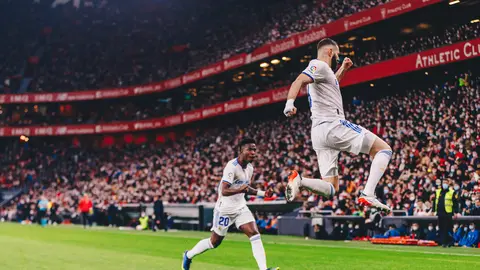 23 December 2021, Spain, Bilbao: Real Madrid's Karim Benzema (R) celebrates scoring a goal for his side's with his teammate and Vinicius Junior during the Spanish La Liga soccer match between Athletic Club and Real Madrid at San Mames Stadium. Photo: Edu Del Fresno/ZUMA Press Wire/dpa.
