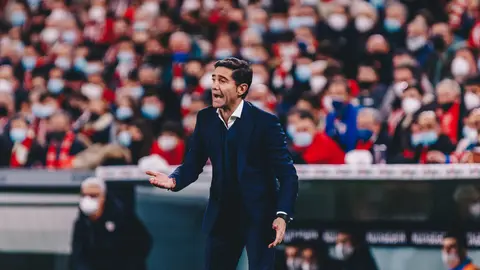23 December 2021, Spain, Bilbao: Athletic Club head coach Marcelino Garcia Toral gesticulates to his players during the Spanish La Liga soccer match between Athletic Club and Real Madrid at San Mames Stadium. Photo: Edu Del Fresno/ZUMA Press Wire/dpa.