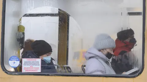 16 December 2021, Ukraine, Lviv: People sit in a tram in downtown the city of Lviv. Photo: Mykola Tys/SOPA Images via ZUMA Press Wire/dpa.