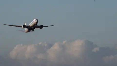 A passenger plane takes off from the airport in Frankfurt am Main. Photo: Julia Cebella/dpa.