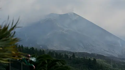 25 December 2021, Spain, La Palma: A view shows the Cumbre Vieja volcano after the scientists declared the end of its eruption following more than three monts of activity. Photo: Cézaro De Luca/EUROPA PRESS/dpa.