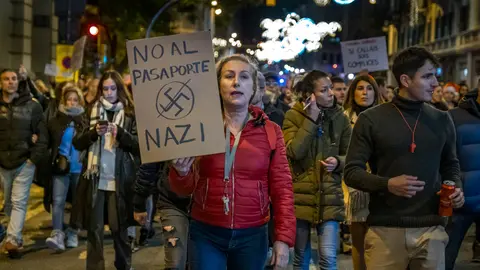 25 December 2021, Spain, Barcelona: Protesters take part in a protest against the vaccination and the Covid passport in the centre of Barcelona on Christmas day. Photo: Paco Freire/SOPA Images via ZUMA Press Wire/dpa.