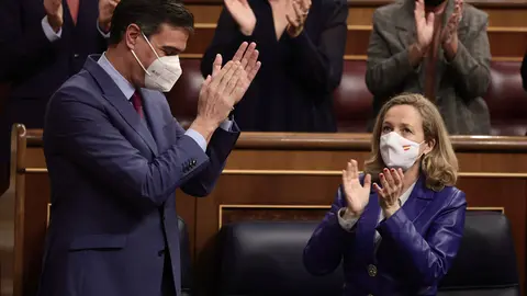 28 December 2021, Spain, Madrid: Spanish Prime Minister Pedro Sanchez (L) receives applause after his speach during a plenary session at the Congress of Deputies where the 2022 General State Budget is being discussed. Photo: Eduardo Parra/EUROPA PRESS/dpa.