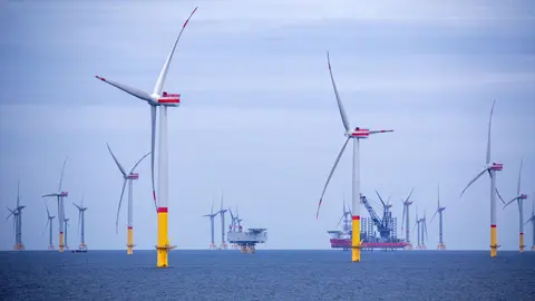 FILED - 22 August 2020, Mecklenburg-Western Pomerania, Mukran: Wind turbines trun in the wind in the Baltic Sea. Spanish-German firm Siemens Gamesa and energy firm Iberdrola have signed agreements to maintain wind turbines totalling 1,928 MW at 69 of the energy group's wind farms in Spain and Portugal for a period of between three and five years. Photo: Jens Büttner/dpa-Zentralbild/ZB.