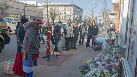 28 December 2021, US, Denver: People lay flowers in the memory of the Sol Tribe Tattooing and Piercing shop owner Alicia Cardenas in Denver. At least five people were killed and several injured, including a police officer, after a series of shootings across the Denver area. Photo: Hector Acevedo/ZUMA Press Wire/dpa.