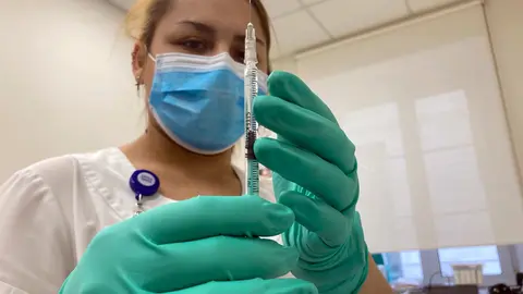 FILED - A nurse in an American clinic in Moscow prepares a vaccination with the Russian coronavirus vaccine Sputnik V., which is meanwhile also longed for by many vaccination fans in Germany. Sputnik V. is even administered in Moscow while shopping or at the opera. Photo: Christian Thiele/dpa.
