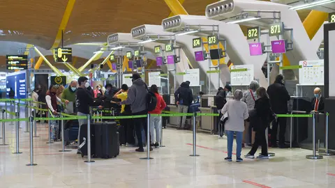 23 December 2021, Spain, Madrid: Travelers line up at the Iberia check-in counter at Madrid's Adolfo Suarez airport. Photo: Gustavo Valiente/EUROPA PRESS/dpa.