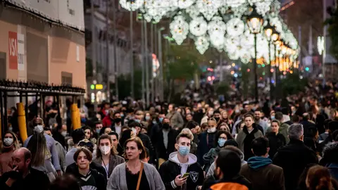 28 December 2021, Spain, Barcelona: Passers-by walk through the shopping street Portal del Angel under Christmas decorations. Photo: Jordi Boixareu/ZUMA Press Wire/dpa.