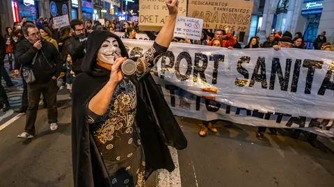 25 December 2021, Spain, Barcelona: A protester wearing the "V for Vendetta" mask is seen during a protest against the vaccination and the Covid passport in the centre of Barcelona on Christmas day. Photo: Paco Freire/SOPA Images via ZUMA Press Wire/dpa.