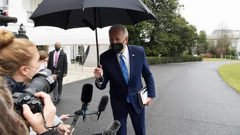 27 December 2021, US, Washington: US President Joe Biden speaks to the journalist about Coronavirus (Covid-19) pandemic before boarding to Marine One in route to Delaware at South Lawn/White House. Photo: Lenin Nolly/ZUMA Press Wire/dpa.
