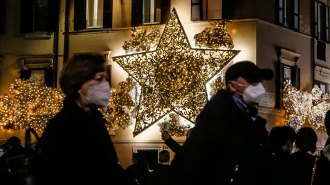 29 December 2021, Italy, Rome: People wearing face masks walk in the center of Rome on piazza di Spagna. New restrictions to counter the spread of Coronavirus (Covid-19) require the use of a protective mask even outdoors. Photo: Fabio Frustaci/ANSA via ZUMA Press/dpa.