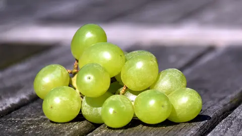 Traditional white grapes like those that Spaniards massively eat on New Year's Eve. Photo: Pixabay.