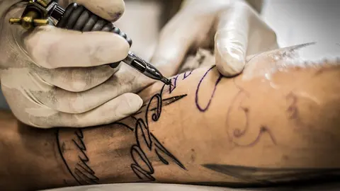 A tattoo artist, working. Photo: Pixabay.
