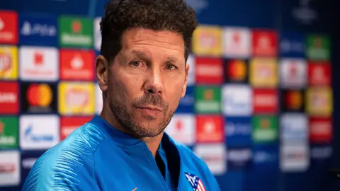 FILED - 23 October 2018, Duesseldorf: Diego Simeone, coach of Atletico Madrid, speaks during a press conference. Simeone has tested positive for the coronavirus. Photo: Marius Becker/dpa.