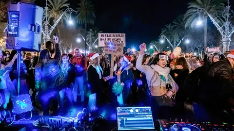 30 December 2021, Spain, Barcelona: Protesters dance under the Arc de Triomphe in Barcelona during a protest to show their rejection of the regulations and obligations derived from the Covid-19 pandemic. Photo: Paco Freire/SOPA Images via ZUMA Press Wire/dpa.
