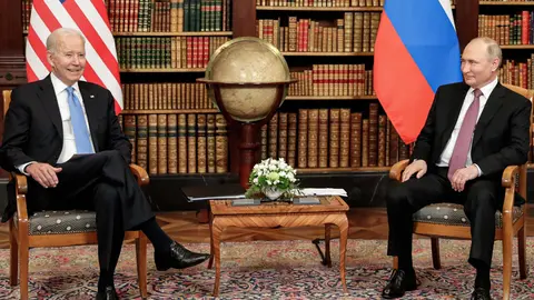 FILED - Russian President Vladimir Putin (R) attends a meeting with US President Joe Biden in Geneva. US President Joe Biden plans to talk on the phone with Russian President Vladimir Putin this Thursday, the White House National Security Council has announced. Photo: -/Kremlin/dpa - ATTENTION: editorial use only and only if the credit mentioned above is referenced in full.