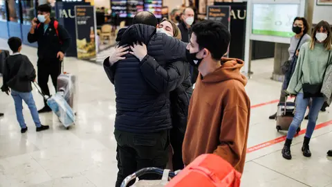 30 December 2021, Spain, Madrid: A passenger embraces a relative at Terminal 4 of the Adolfo Suarez-Madrid Barajas Airport one day before New Year's Eve. Spanish train stations, airports and roads are experiencing an increase in activity amid the holiday season. Photo: Alejandro Martínez Vélez/EUROPA PRESS/dpa.