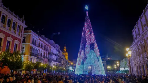 01 January 2022, Spain, Seville: People gather in front of the largest LED tree lights in the Plaza de San Francisco during the the New Year's Eve celebrations. Photo: Eduardo Briones/EUROPA PRESS/dpa.