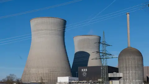 01 January 2022, Bavaria, Gundremmingen: No steam rises from the cooling towers of the Gundremmingen nuclear power plant, which shut down its operations on 31 December 2021 as part of the nuclear phase-out. Photo: Stefan Puchner/dpa.