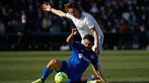 02 January 2022, Spain, Madrid: Getafe's Enes Unal (front) and Real Madrid's Luka Modric battle for the ball during the Spanish La Liga soccer match between Getafe CF and Real Madrid at Coliseum Alfonso Perez Stadium. Photo: -/Indira/DAX via ZUMA Press Wire/dpa.