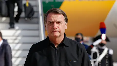 FILED - 29 October 2021, Italy, Rome: Brazilian President Jair Bolsonaro arrives at Rome Ciampino Giovan Battista Pastine Airport, ahead of the G20 World Leaders Summit in Rome. Brazilian President Jair Bolsonaro was taken to hospital in São Paulo on Monday with a suspected intestinal blockage, the government said in a statement. Photo: Alan Santos/Brazilian Presidency /dpa - ATTENTION: editorial use only and only if the credit mentioned above is referenced in full.
