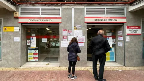 04 January 2022, Spain, Madrid: People stand outside an employment office in Madrid. Unemployment in Spain reached its lowest level in 14 years in 2021. Public Employment Service offices recorded a drop of 782,232 unemployed people (-20.1 percent) in 2021, the largest annual decline in the entire comparable historical series that began in 1996. Photo: Eduardo Parra/EUROPA PRESS/dpa.