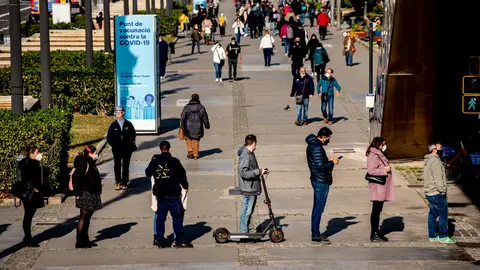 03 January 2022, Spain, Barcelona: People queue up to receive a dose of Covid-19 vaccine at a vaccination center in Barcelona amid the spread of the coronavirus Omicron variant. Photo: Jordi Boixareu/ZUMA Press Wire/dpa