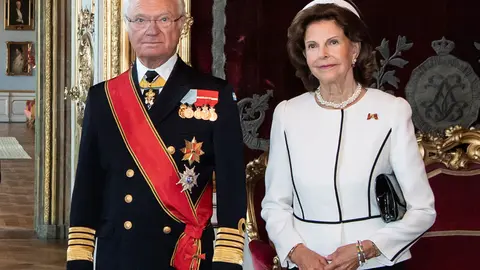 FILED - 07 September 2021, Sweden, Stockholm: King Carl XVI Gustaf and Queen Silvia of Sweden stand in the Royal Palace. Swedish royal couple have tested positive for the coronavirus, but only have mild symptoms, according to a statement issued by the royal family on Tuesday. Photo: Bernd von Jutrczenka/dpa.