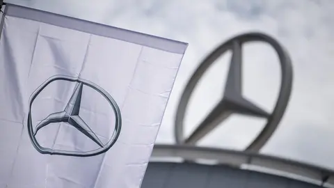 FILED - 16 February 2021, Baden-Wuerttemberg, Stuttgart: A flag with the logo of the Mercedes-Benz brand, the Mercedes star, flies in front of a company showroom. Mercedes-Benz said on Wednesday that it is recalling hundreds of thousands of cars due to a technical fault. Photo: Sebastian Gollnow/dpa.