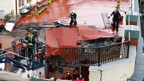 05 January 2022, Spain, Gijon: Firefighters work on the scene of a collapsed terrace at the San Vicente de Paul school where they are looking for trapped or injured people during the incident. Photo: Jorge Peteiro/EUROPA PRESS/dpa-