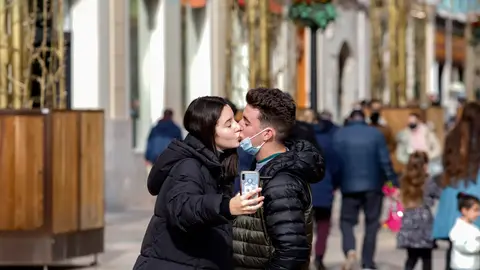 FILED - 26 December 2021, Spain, Malaga: A couple takes a selfie while kissing at the street in Malaga on a Christmas Sunday. Photo: Álex Zea/EUROPA PRESS/dpa.