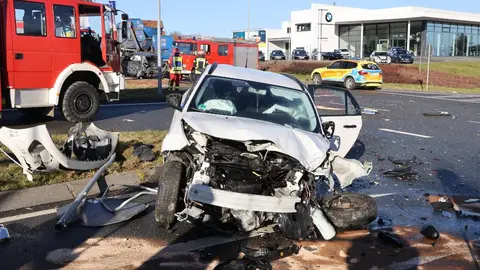 20 December 2021, Thuringia, Greiz: Police and fire brigade personnel work at a junction on the B92 federal highway where an Opel car and a truck collided, and another car crashed while trying to avoid the collision. The driver of the Opel died at the scene of the accident, two other people were injured. Photo: Bodo Schackow/dpa-Zentralbild/dpa.