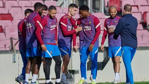 03 January 2022, Spain, Barcelona: Barcelona's Ferran Torres and Ansu Fati take part in a training session for the team at Camp Nou stadium. Photo: Gerard Franco/DAX via ZUMA Press Wire/dpa.