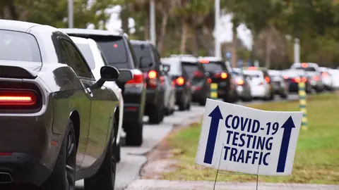 22 December 2021, US, Orlando: Car queue as people wait to receive a COVID-19 test and vaccine at a COVID-19 testing and vaccination site in Barnett Park. Photo: Paul Hennessy/SOPA Images via ZUMA Press Wire/dpa.