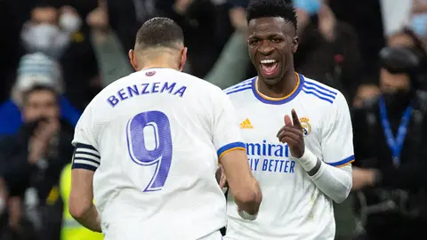 08 January 2022, Spain, Madrid: Real Madrid's Vinicius Junior (R) celebrates scoring his side's second goal with team mate Karim Benzema during the Spanish La Liga soccer match between Real Madrid and Valencia CF at Santiago Bernabeu Stadium. Photo: -/Indira/DAX via ZUMA Press Wire/dpa.