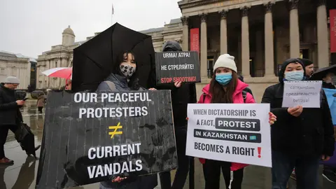 08 January 2022, United Kingdom, London: People take part in a protest at Trafalgar Square to show solidarity with demonstrators in Kazakhstan. The Central Asian country this week experienced the worst street protests since its independence from the Soviet Union three decades ago, with dozens of people killed in the unrest. Photo: Tayfun Salci/ZUMA Press Wire/dpa.