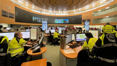 The emergency services professionals answering calls at their headquarters. Photo: @EmergenciasMad.