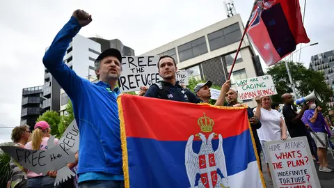 07 January 2022, Australia, Melbourne: Supporters of Serbian tennis player Novak Djokovic protest outside of the Park hotel quarantine facility where it is believed Djokovic is being detained. World No.1 tennis star Novak Djokovic is fighting his visa cancellation and pending deportation in a Federal Court challenge. Photo: Joel Carrett/AAP/dpa.