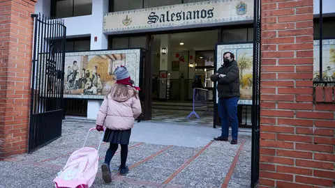 10 January 2022, Spain, Sevilla: A girl enters a school in Seville as the children return to school after the Christmas vacations. Photo: Joaquin Corchero/EUROPA PRESS/dpa.