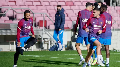 03 January 2022, Spain, Barcelona: Barcelona's Memphis Depay (L) and Ferran Torres take part in a training session for the team at Camp Nou stadium. Photo: Gerard Franco/DAX via ZUMA Press Wire/dpa.
