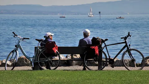 elderly couple bench bicycle holiday. Photo: Pixabay.