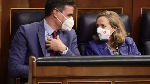 28 December 2021, Spain, Madrid: Spanish Prime Minister Pedro Sanchez (L) and First Vice-President of the Government and Minister of Economic Affairs and Digital Transformation Nadia Calvino attend a plenary session at the Congress of Deputies where the 2022 General State Budget will be discussed. Photo: Eduardo Parra/EUROPA PRESS/dpa.