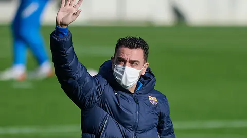 03 January 2022, Spain, Barcelona: Barcelona head coach Xavi Hernandez leads a training session for the team at Camp Nou stadium. Photo: Gerard Franco/DAX via ZUMA Press Wire/dpa.