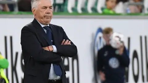 FILED - 11 August 2018, Lower Saxony, Wolfsburg: Then Napoli's manager Carlo Ancelotti watches his players in action during the club friendly soccer match between VfL Wolfsburg and SSC Napoli at the Volkswagen Arena. Ancelotti calls for consistency in the principle of anti-Corona protocols in the Spanish League. Photo: Peter Steffen/dpa.