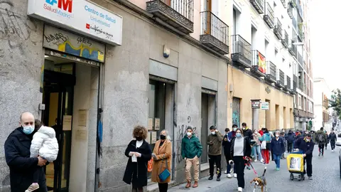 21 December 2021, Spain, Madrid: People queue for an antigen test outside a public health centre in Madrid. With the rise in Corona infections in recent weeks, and with family gatherings during the Christmas holidays, many people are opting for the antigen tests to prevent the spread of the virus. Photo: Cézaro De Luca/EUROPA PRESS/dpa.