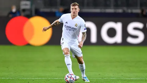 FILED - 27 October 2020, North Rhine-Westphalia, Moenchengladbach: Real Madrid's Toni Kroos reacts during the UEFA Champions League Group B soccer match between Borussia Moenchengladbach and Real Madrid at the Borussia-Park. Photo: Marius Becker/dpa.